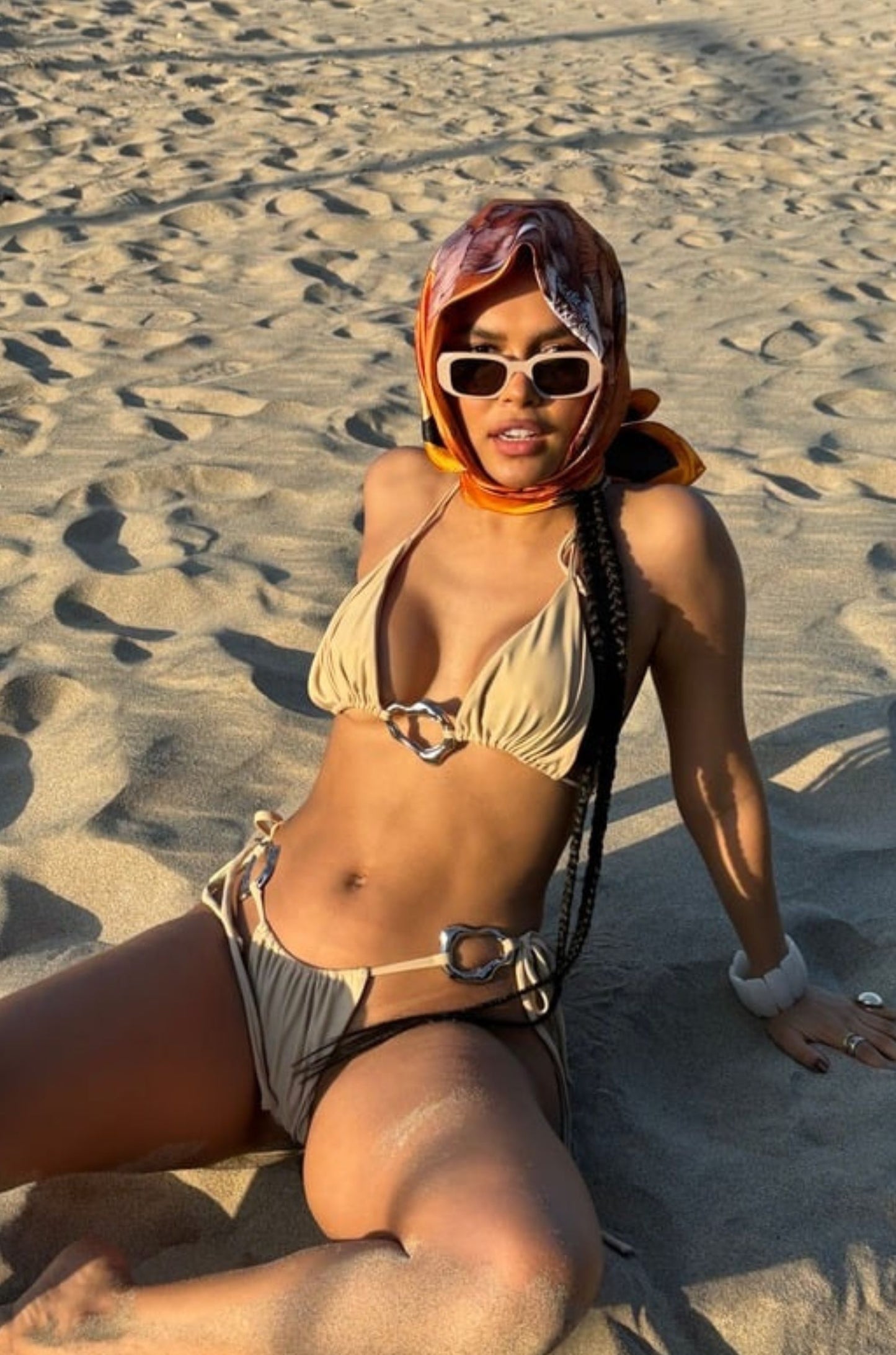 Producto Bikini_Savanna, color arena, con modelo sobre la arena de la playa.