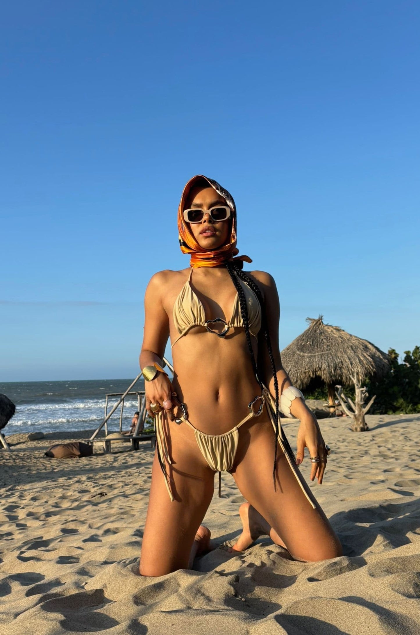 Producto Bikini Savanna color arena con modelo en playa