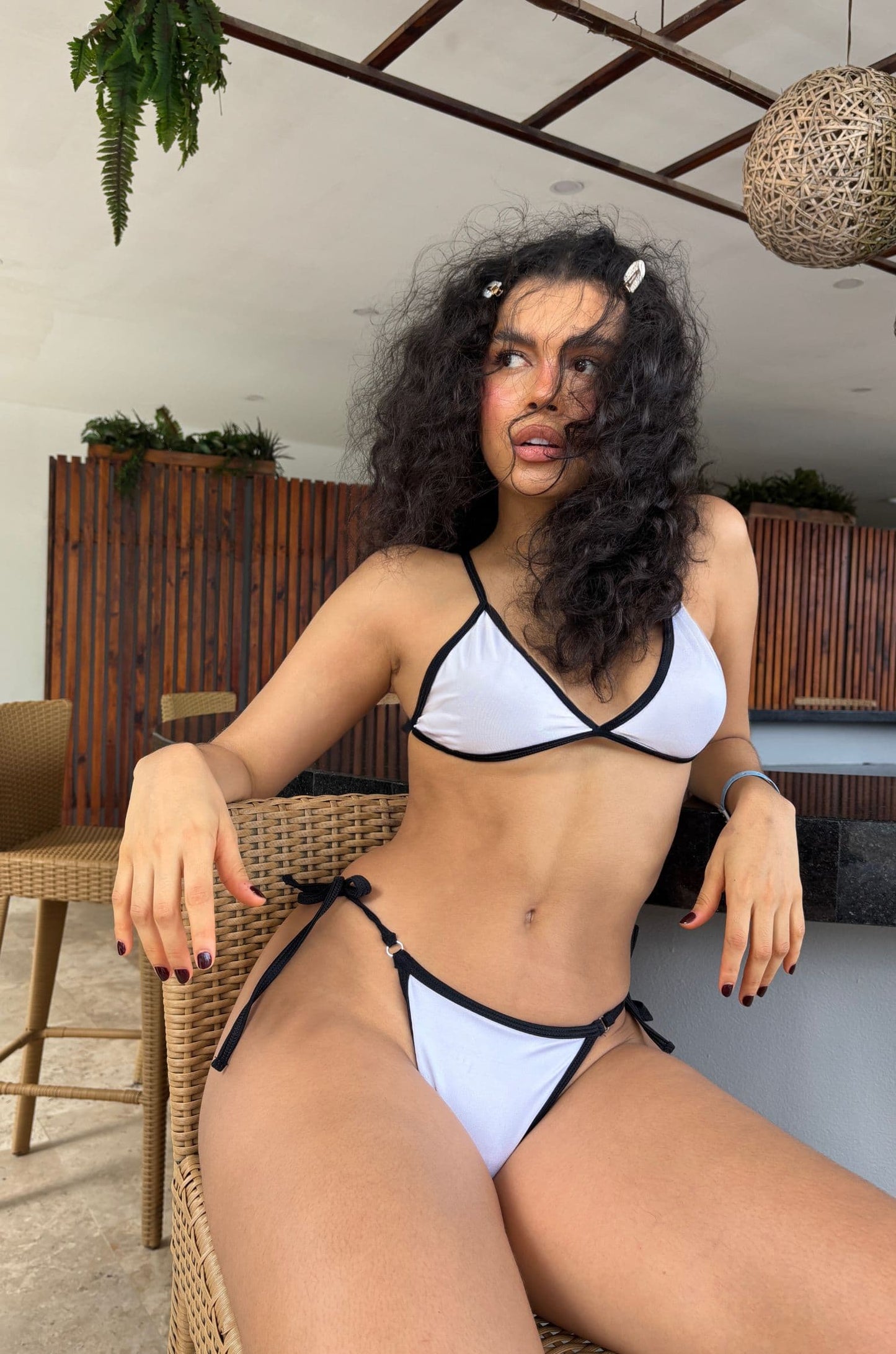img Prod Bronze Bikini con modelo color white