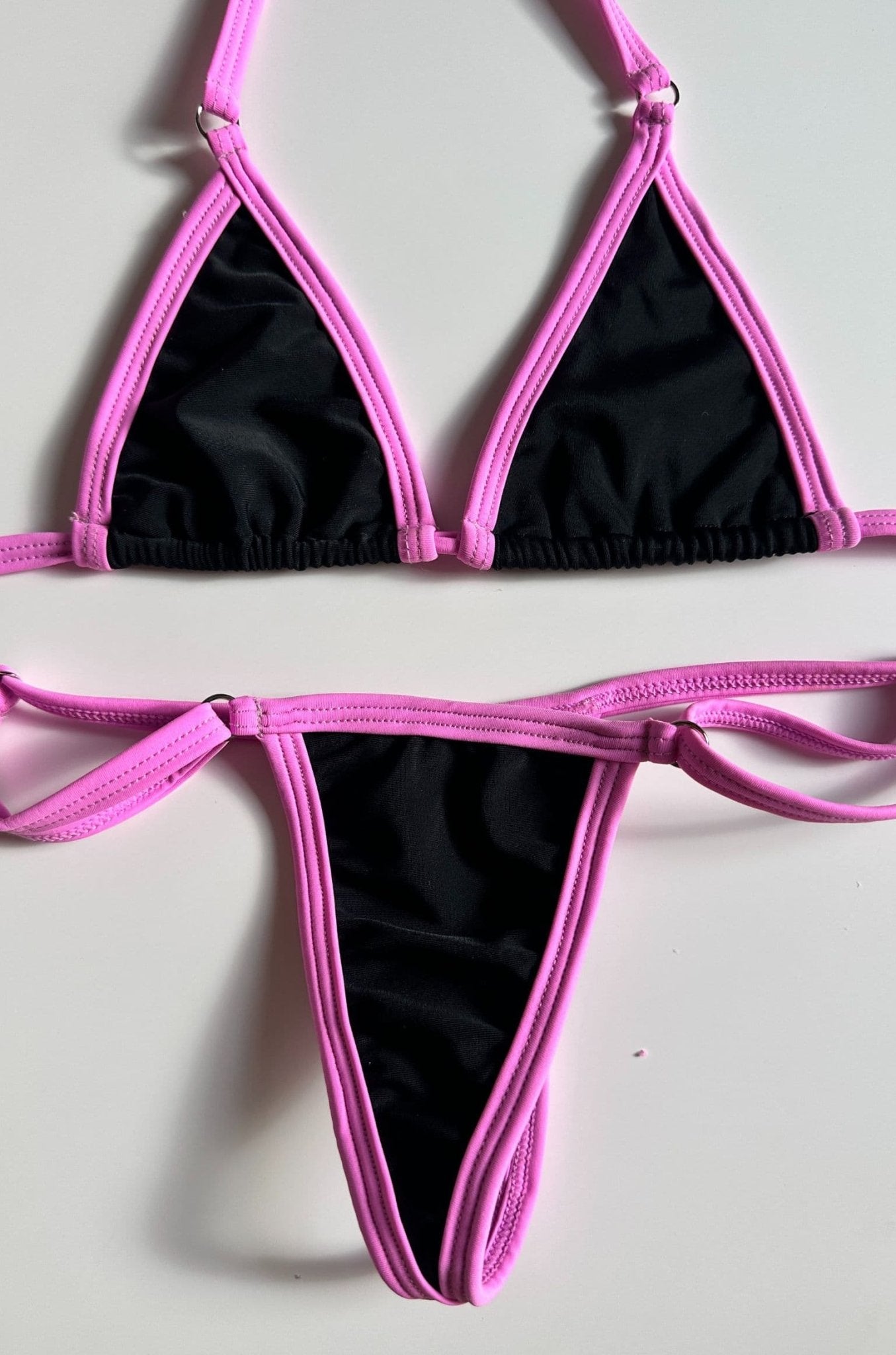 Imagen de Producto MiniBikini Bronceador color Negro/rosado.