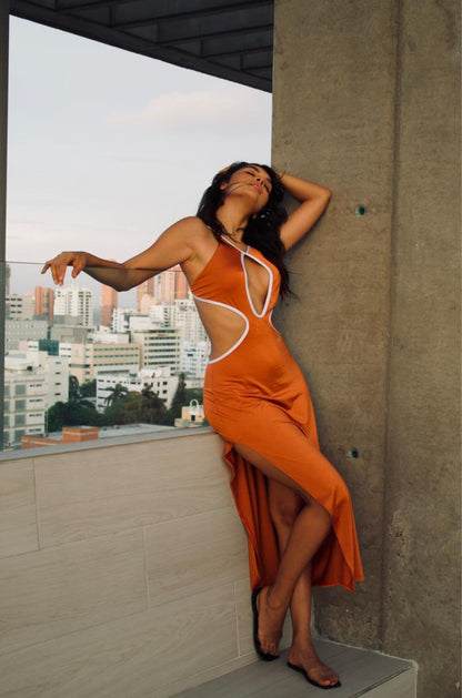 Producto Lola Dress, con modelo, color terracota