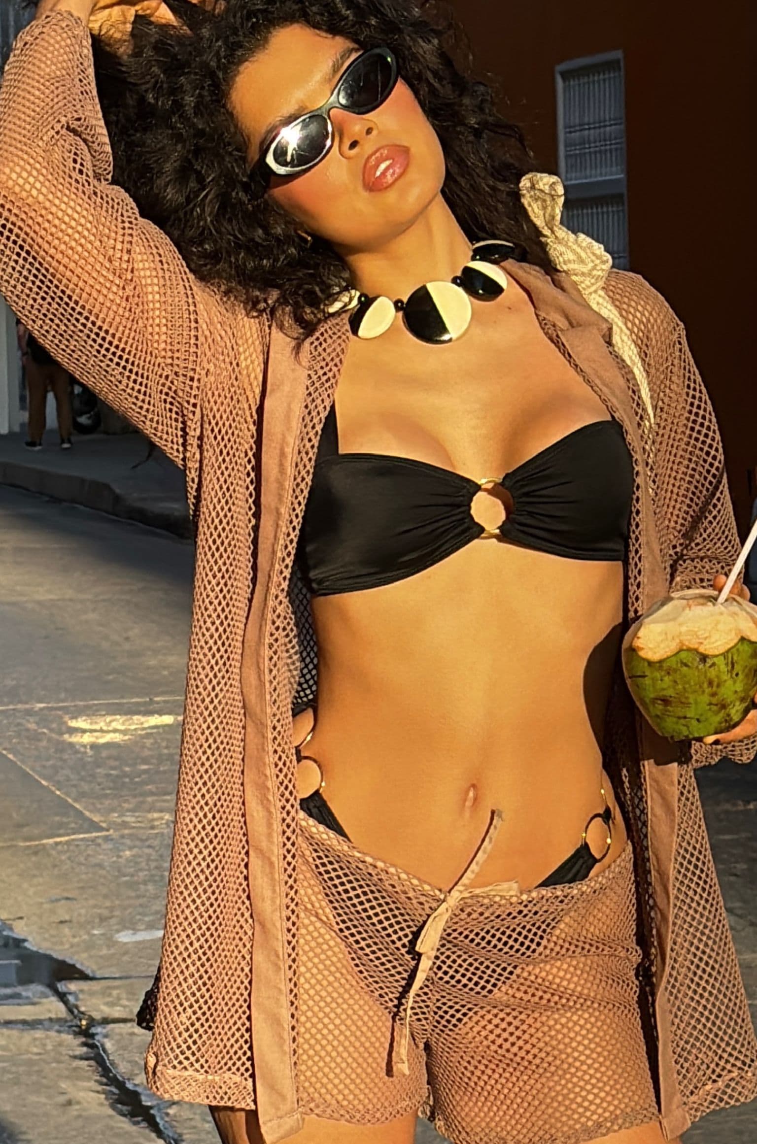 Producto Mocca Set Short, con modelo, fondo urbano.