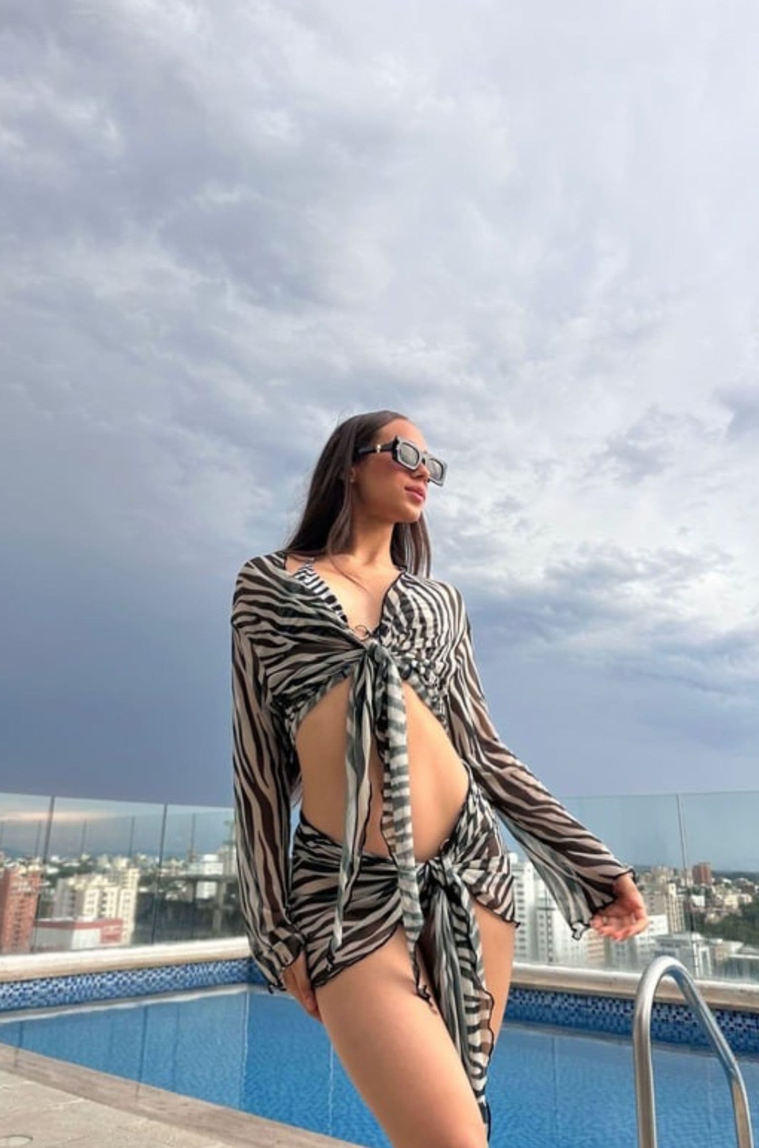 Producto Zebra vintage set con modelo en la piscina