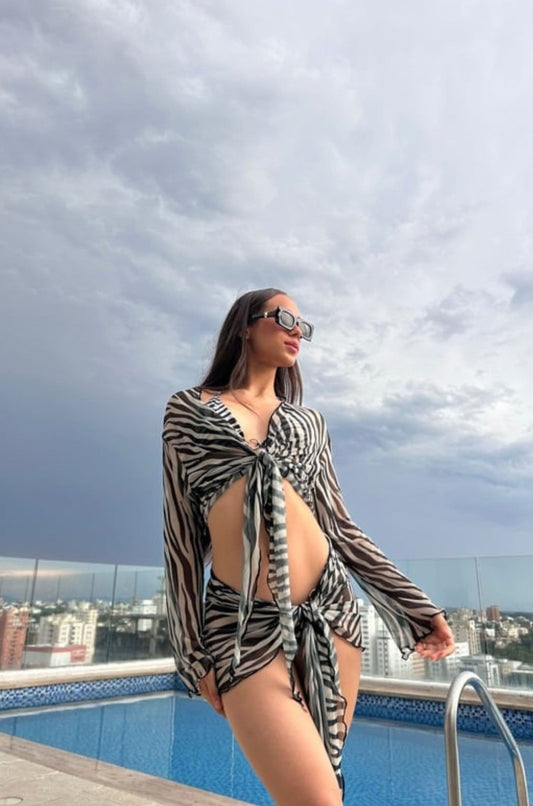 Producto Zebra vintage set con modelo en la piscina