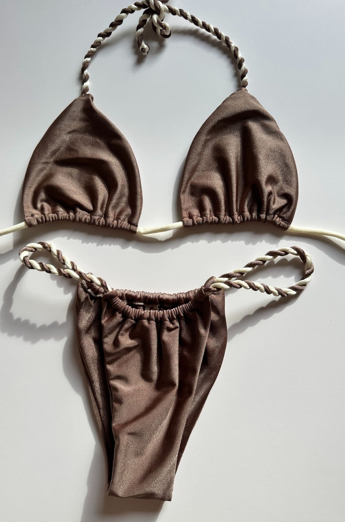 BIKINI AFRODITA MARRON TIRAS BLANCAS - canelaswear