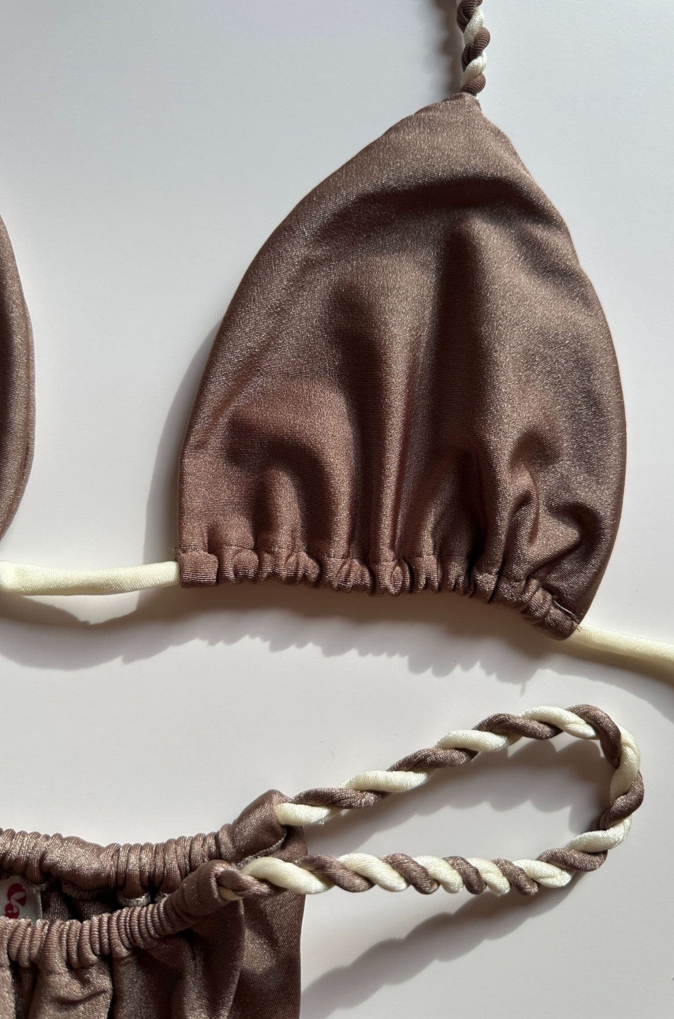 BIKINI AFRODITA MARRON TIRAS BLANCAS - canelaswear